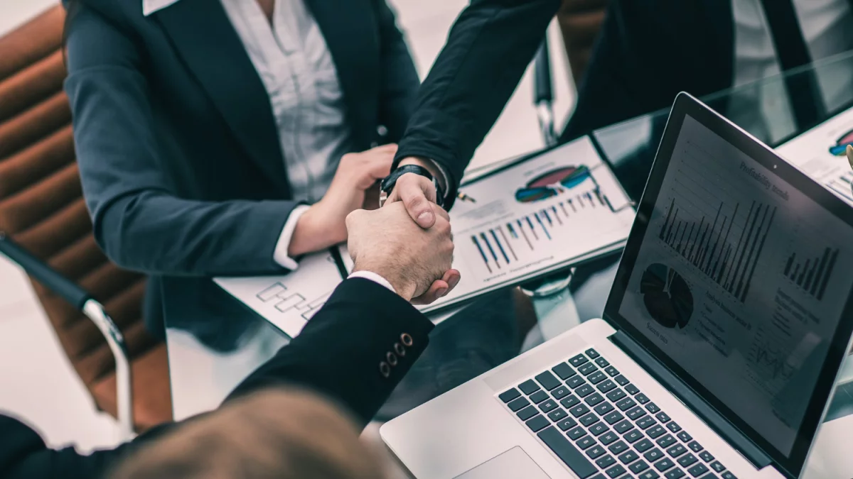 Meishi i pierwsze wrażenie: jak skutecznie promować się podczas spotkań biznesowych w Japonii